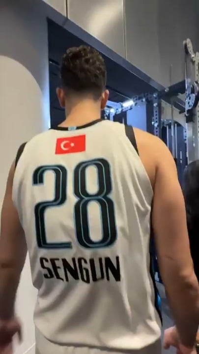 Alperen Şengün is at the All-Star with his jersey number 28 and embroidered with the Turkish flag.