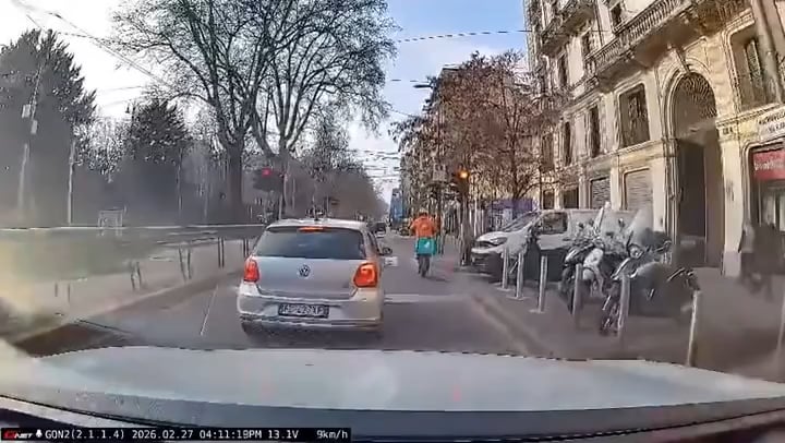 The video of the tram derailment in Milan