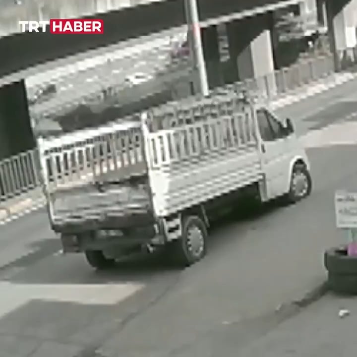 NSFW | A 21-year-old girl who jumped onto the road while running away from a dog in Trabzon was hit by a bus. The university student who suffered a brain hemorrhage was taken to intensive care. His condition is critical.