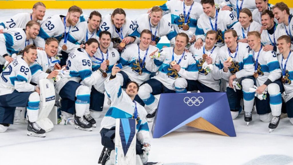 Predators share Saros’ Finland team selfie, NHL teams congratulate bronze medal winners Predators share Saros' Finland team selfie, NHL teams congratulate bronze medal winners