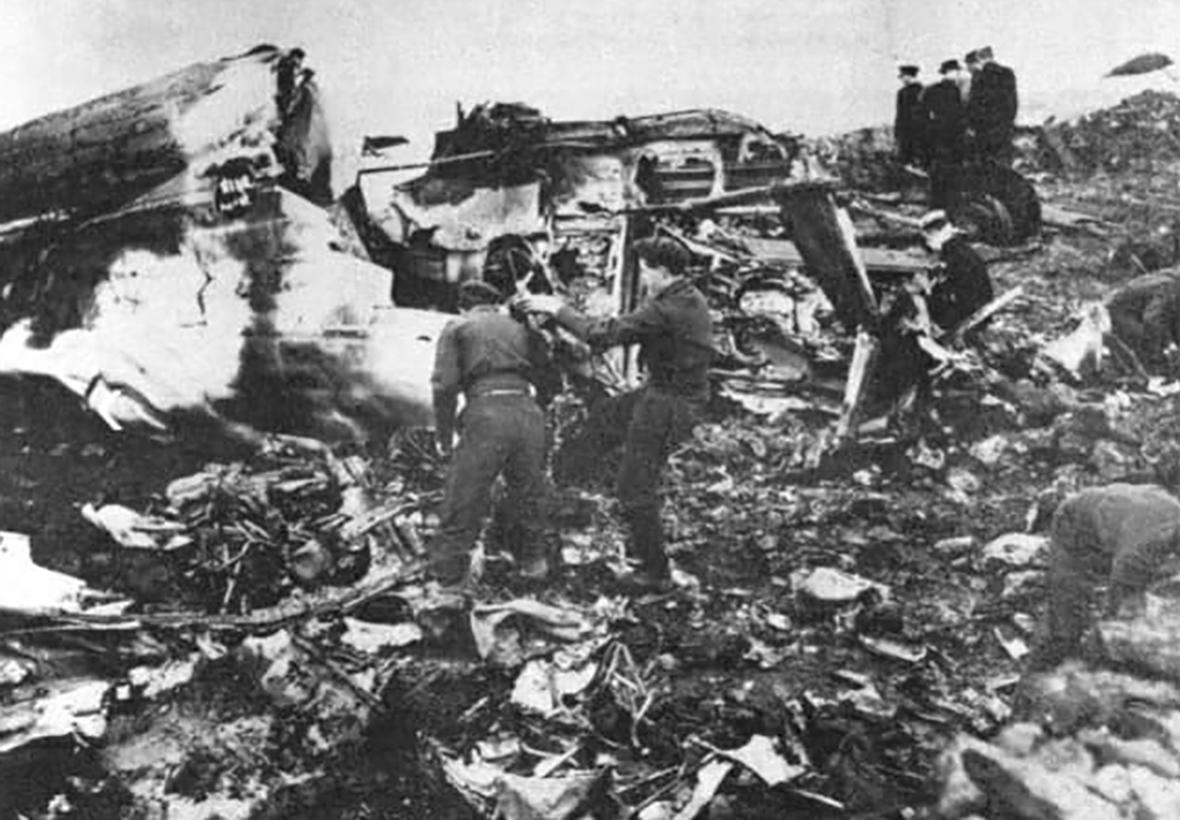 Men clearing debris at the crash site. Photo: The Bureau of Aircraft Accidents Archive