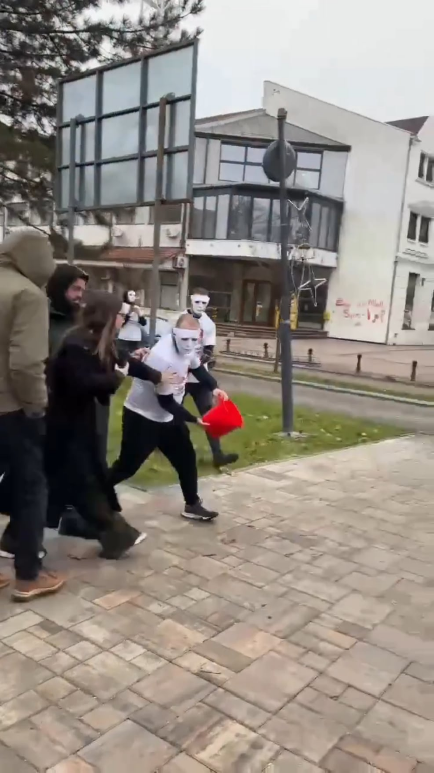 SNS activists threw red paint at students from the "Mladi Kula" organization who will participate in the upcoming local elections