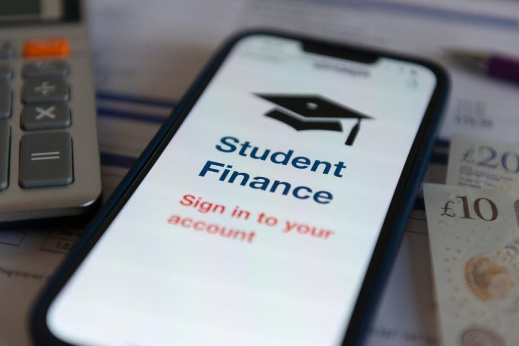 ‘Doomed’ student loan system could be replaced by graduate tax, says ex-watchdog