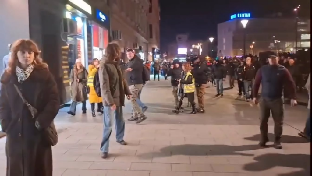 SNS thugs broke the young man's nose and then attacked the Razglas journalist