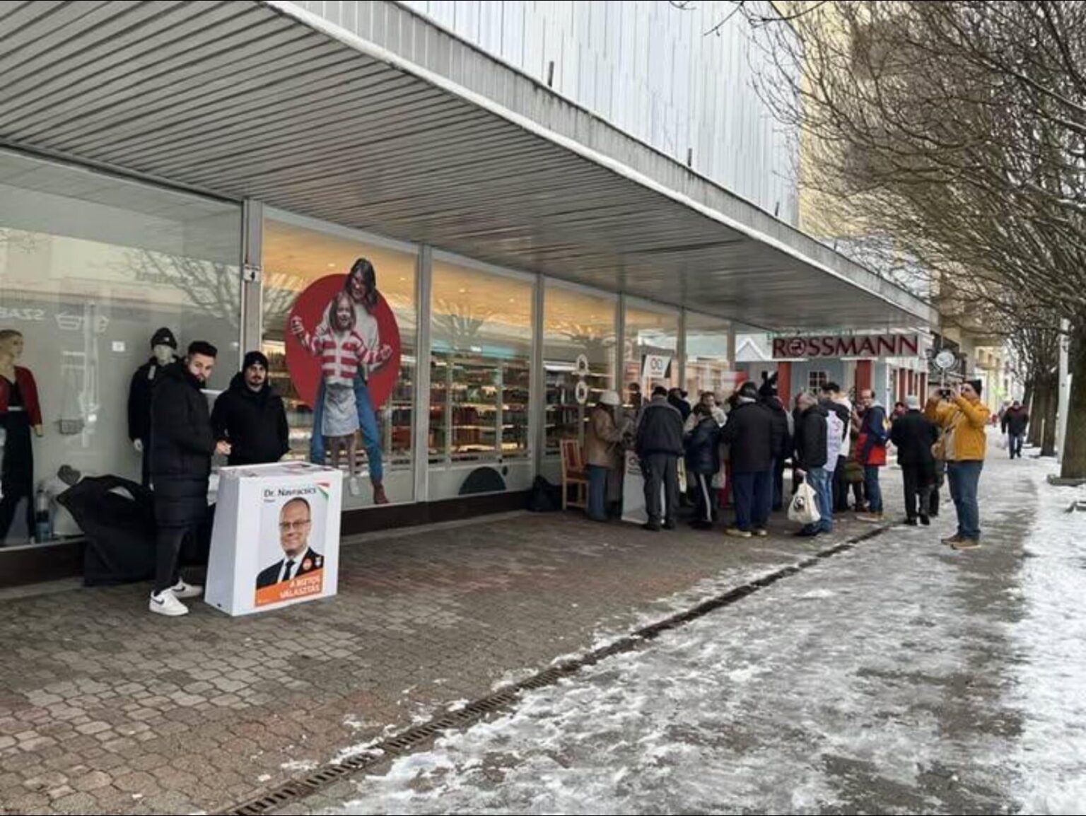 Campaign in Hungary started today: Crowds gather at TISZA party stands meanwhile Fidesz stands are almost empty