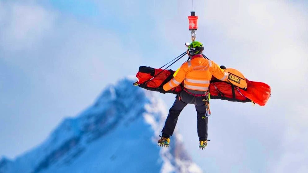 Lindsey Vonn has to be taken away by helicopter - the Swiss women are deeply shocked by her fall.