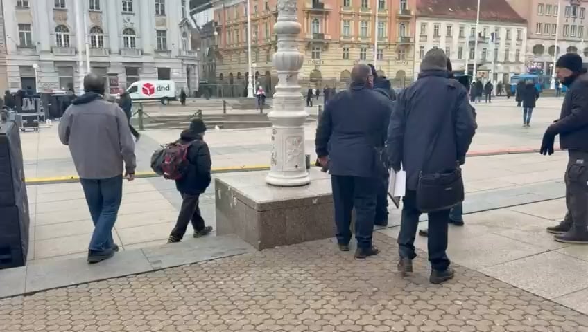 The police do not allow the utility workers on the Square to do their work