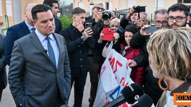 Members of the KKE demonstrated at the Argos hospital for the... frigate Kimon: Their dialogue with Adonis Georgiadis