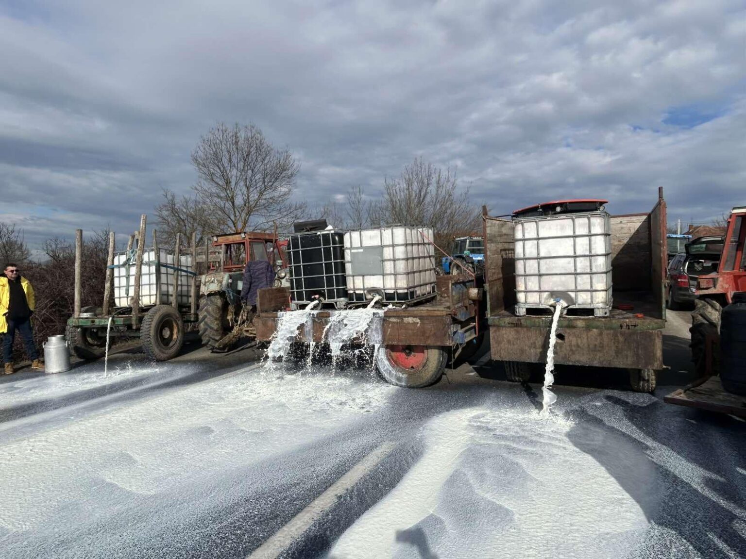 Due to the low purchase prices, about 4 tons of milk was spilled near Knić today