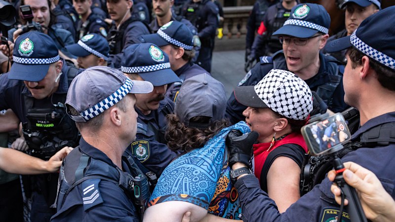 Sydney protests turn violent over Isaac Herzog visit as NSW Police response criticised; Sussan Ley leadership challenge imminent