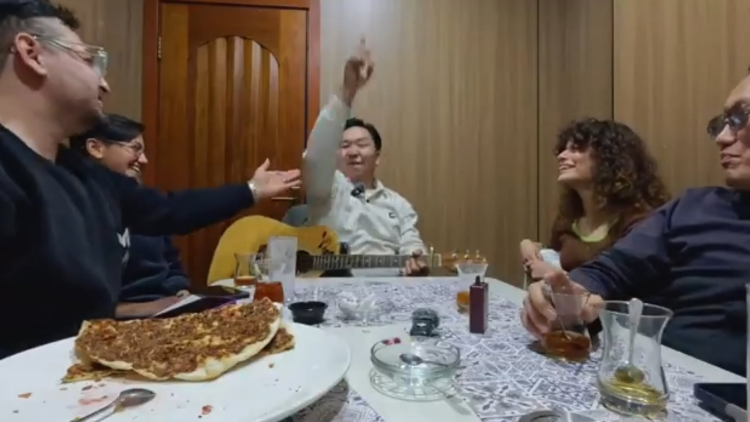 A lieutenant from Mongolia, who received 5 years of training at the Military Academy in Türkiye within the scope of the student exchange program, sang the Izmir March for the Turkish people after spontaneous Turkish songs in his YouTube video where he met with the Turks.