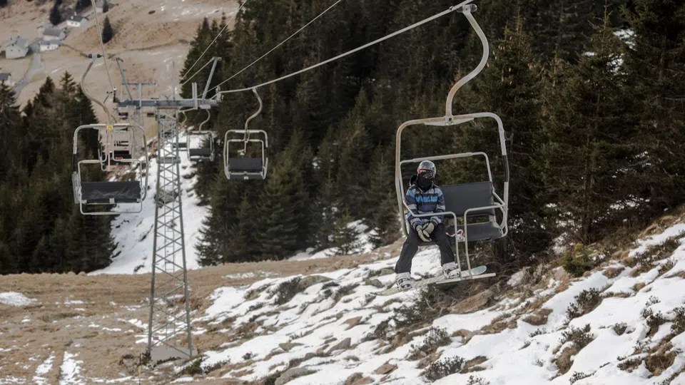 Too little snow in canton Ticino ski resorts.