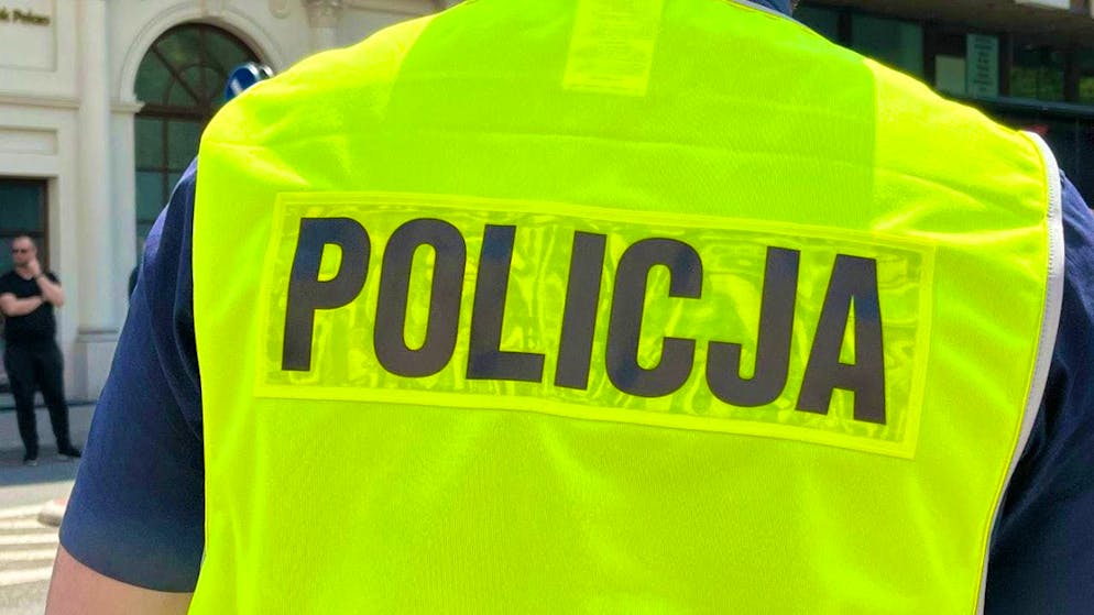 ARCHIVE - The inscription "Policja" can be seen on the back of a Polish police officer. Photo: Doris Heimann/dpa