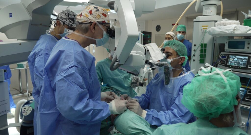 Dr. Joan Pere Barret and his team performing the first face transplant from a euthanasia donor in the operating room at Vall d'Hebron Hospital.
