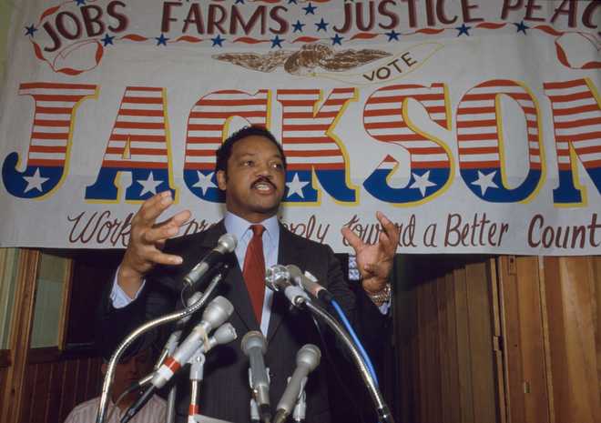 Le révérend Jesse Jackson en campagne électorale à Winterset dans l'Iowa, le 3 février 1988.(Photo by jean-Louis Atlan/Sygma via Getty Images)