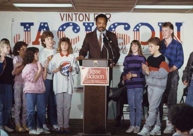 Le révérend Jesse Jackson en campagne électorale dans l'Iowa, le 1er février 1988.(Photo by jean-Louis Atlan/Sygma via Getty Images)