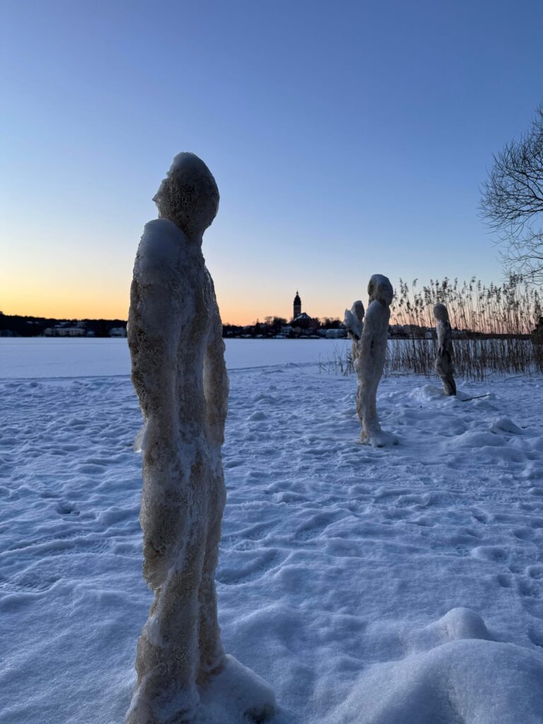Spooky figures I found on the ice on my walk 🇸🇪