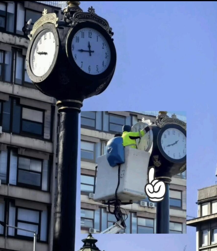 The continuation of the reality program - "The city government spends your money mortals" - two days later, shows a different time. And they adjust it manually. By the way, the version from Alibaba has satellite synchronization.