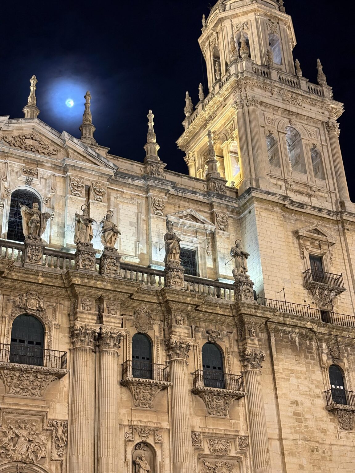 Photo of Jaén cathedral with the moon in the background