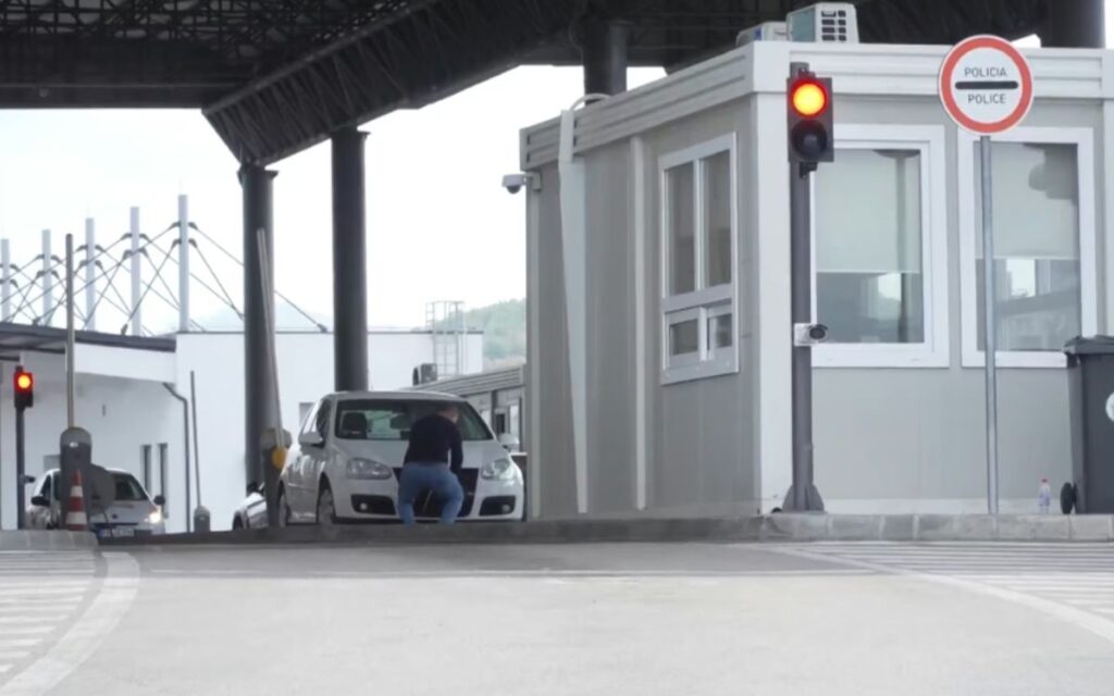 RECORD SEIZURE AT MERDARE: Police busted a hidden compartment in a van, one million euros flew out of a double floor!