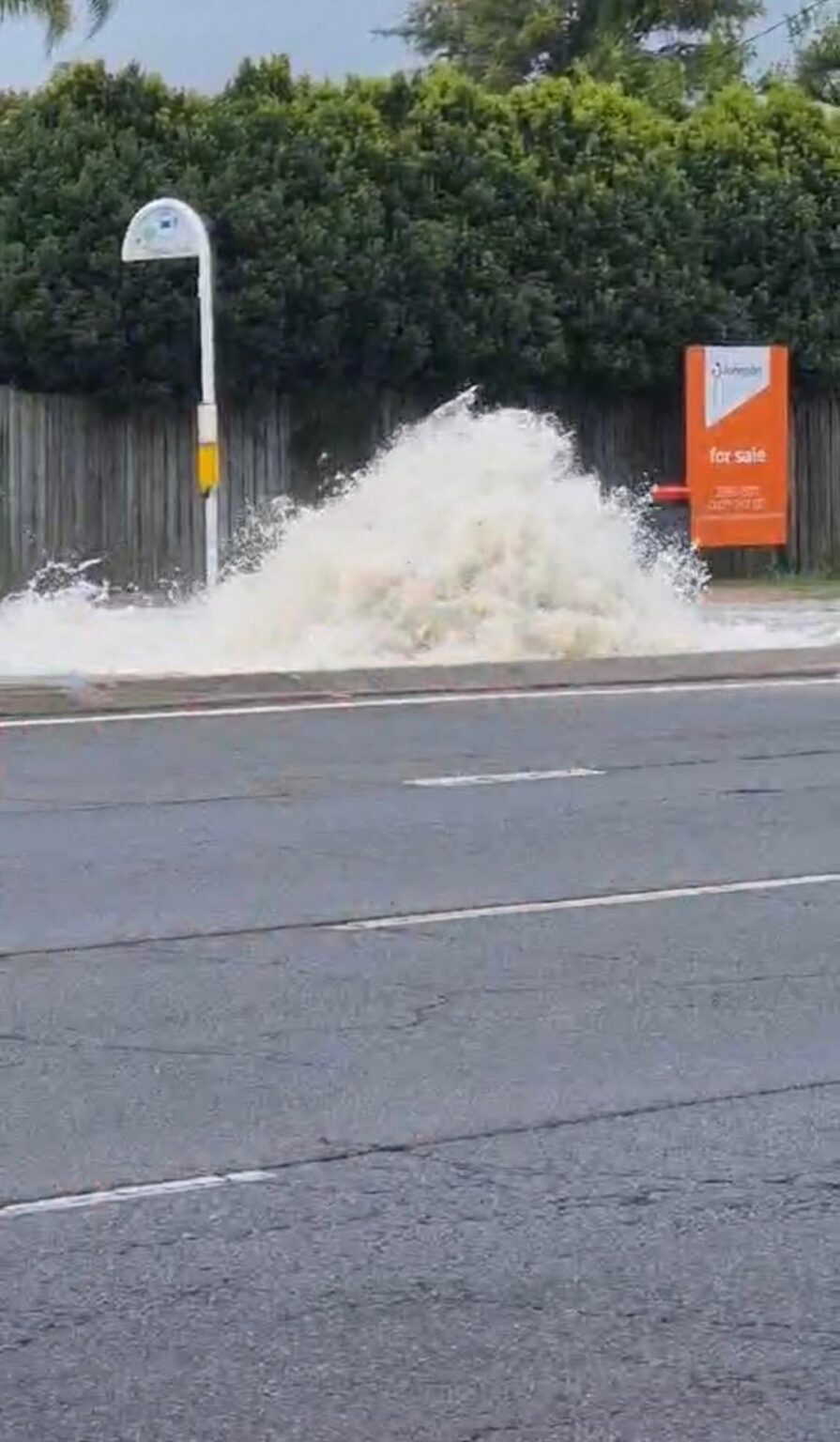 Major burst Wynnum Rd, Tingalpa.