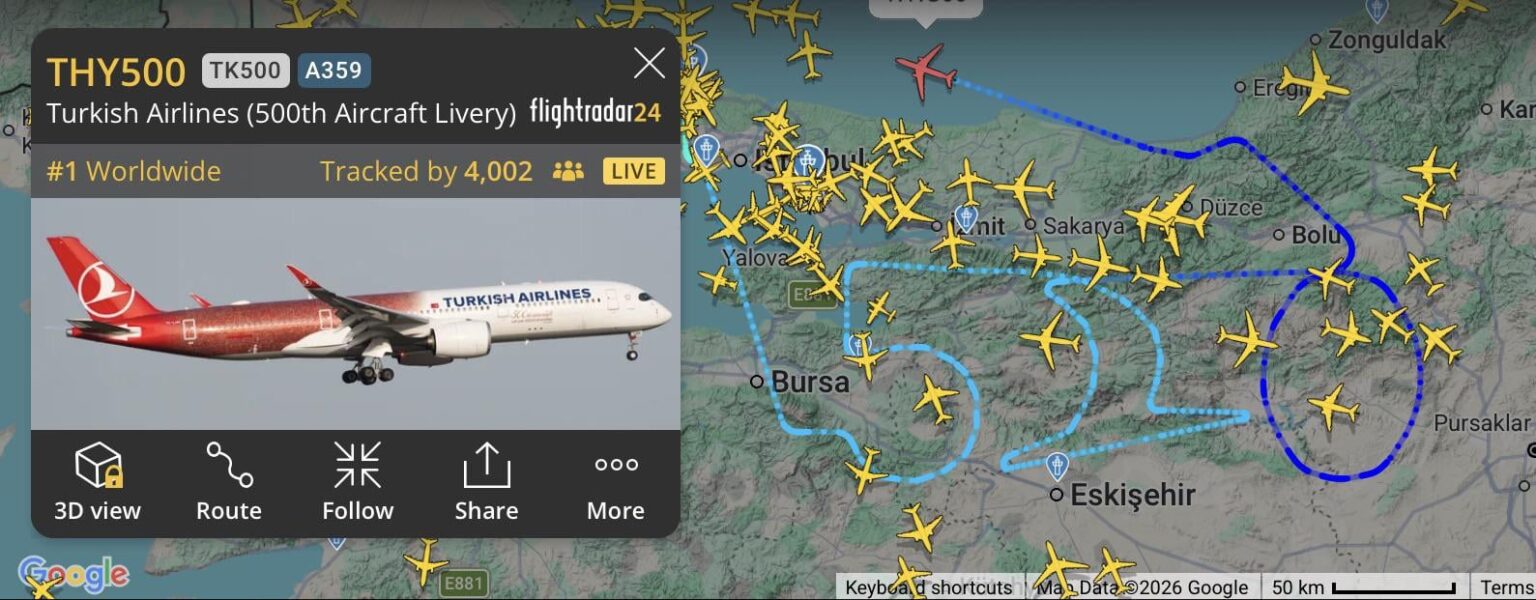 Turkish Airlines/Turkish Airlines 500th Plane Draws 500 with Logo in the Sky