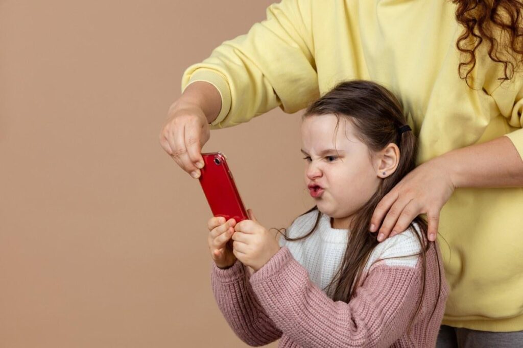 ​Don't take your child's phone - put yours away! The "Log in to stories" campaign is launched