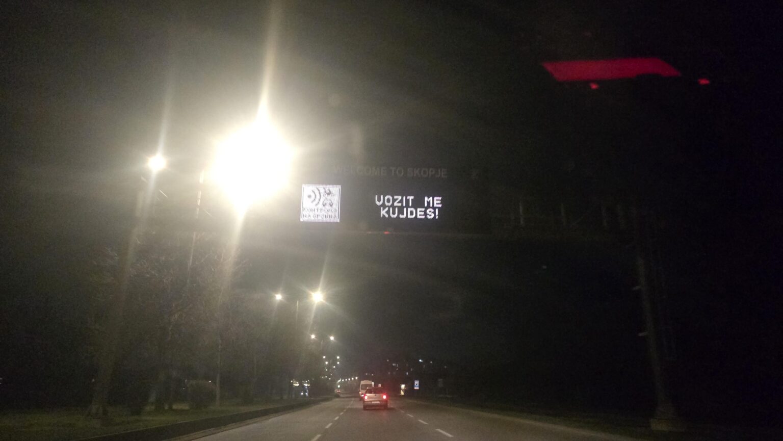 Update 3: Novi znaci na tablata sto opnacuvat deka ima kamiri no seste nema znak za ogranicuvanje..