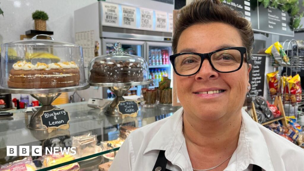 'I'm not a toilet attendant,' says fed-up Scunthorpe cafe owner - BBC News