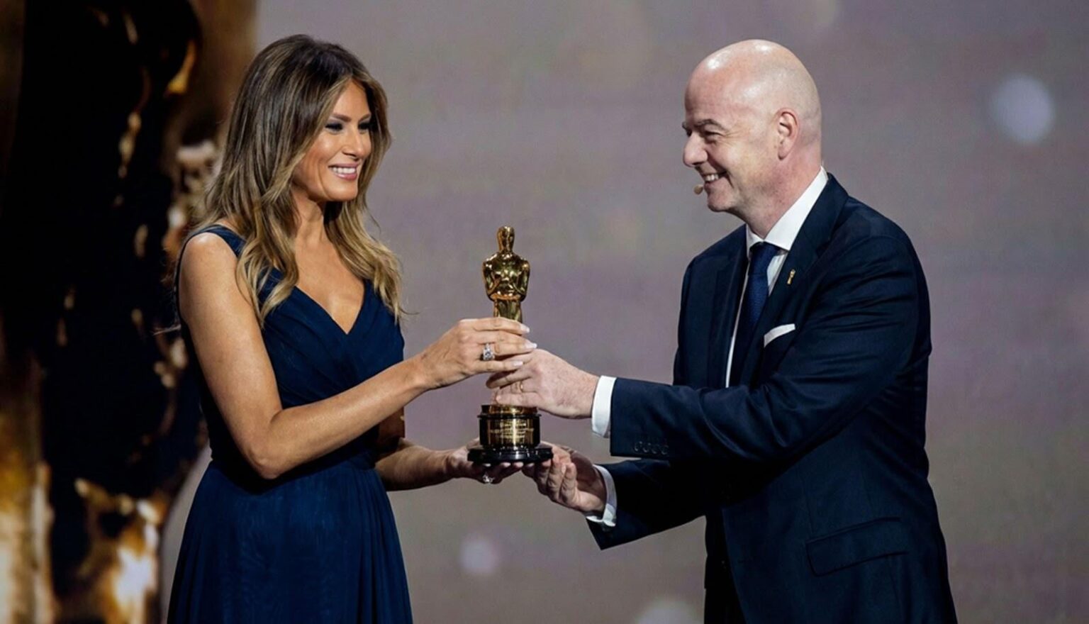 “Best Actress”: Infantino awards Melania Trump with FIFA Oscar