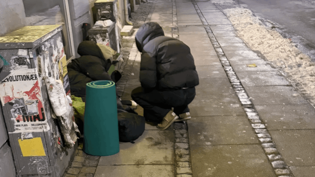Man found frozen to the ground in the street - ''it's serious right now'' [Hjemløse er ved at fryse ihjel på gaden i Danmark]