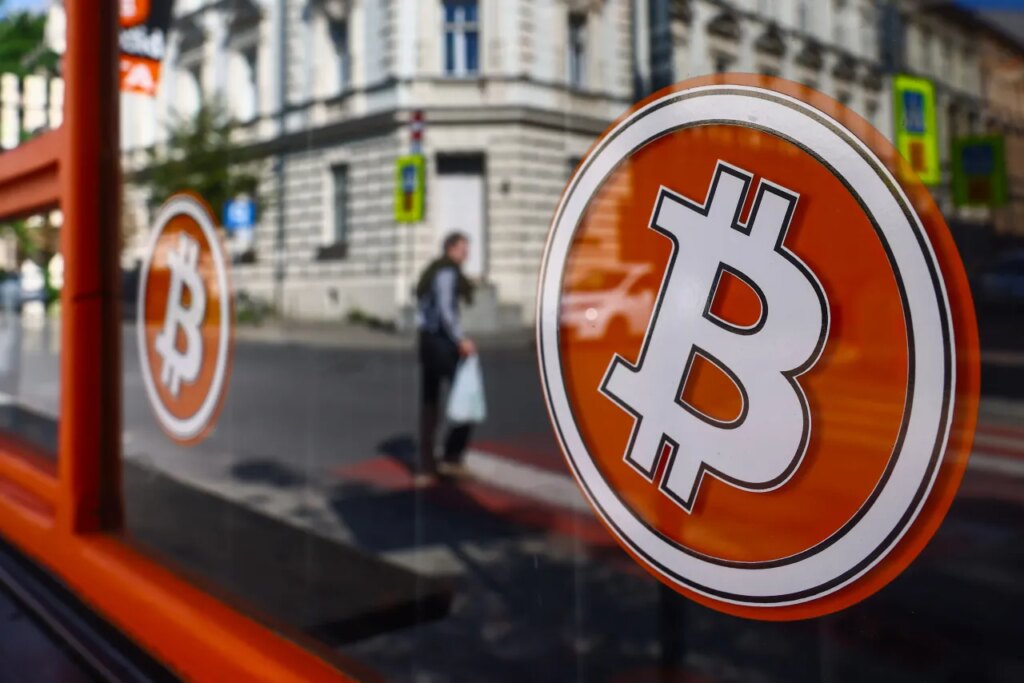 Bitcoin’s Slide Below $74,000 Triggers $700 Million Liquidation Wave – Solana, Ethereum Underperform DIA