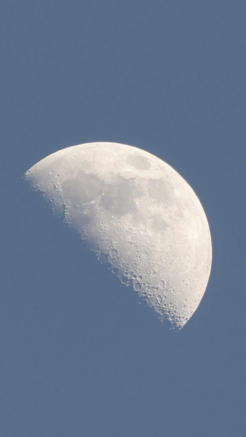 February daytime moon, seen from Madrid, in its first quarter.
