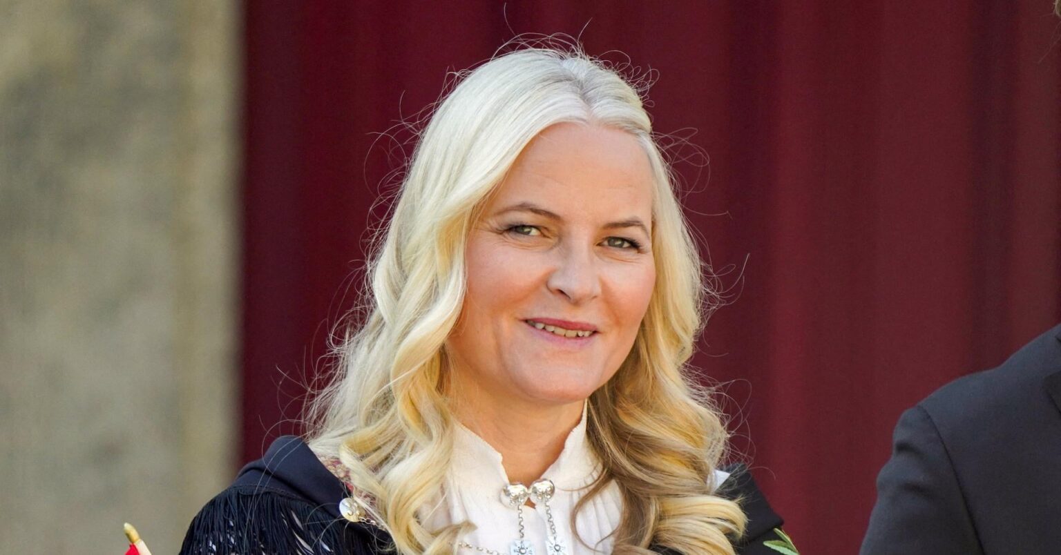 Crown princess Mette Marit apologizes to the king and queen