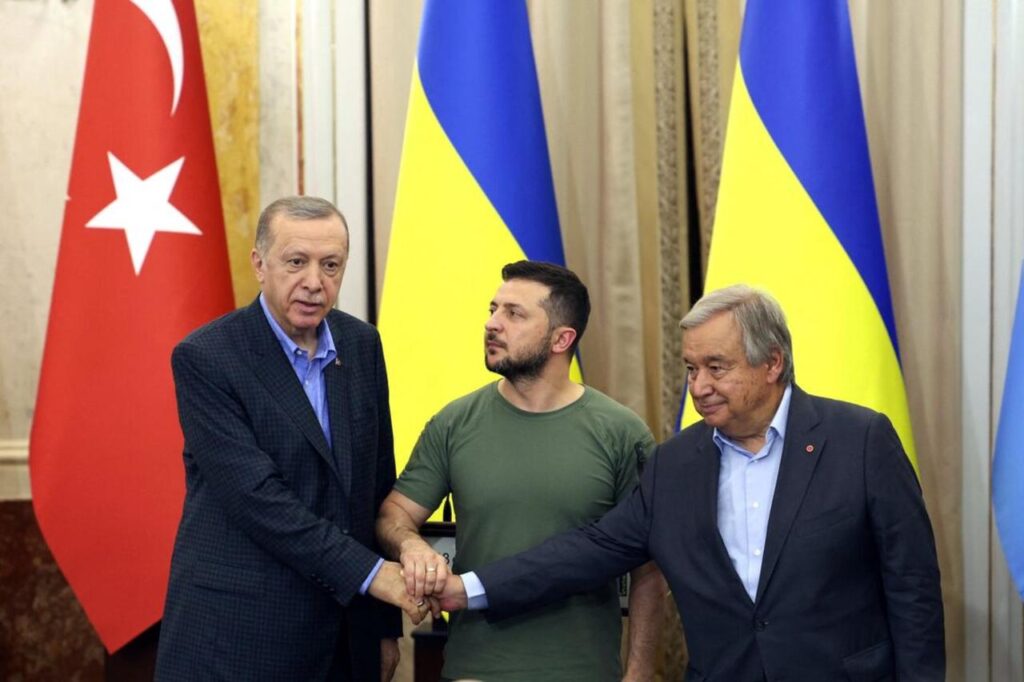 Turkish President Recep Tayyip Erdogan (L), Ukrainian President Volodymyr Zelensky (C) and UN Secretary-General Antonio Guterres shake hands at the end of their press-conference following the talks in western Ukrainian city of Lviv on August 18, 2022. (AFP Photo)