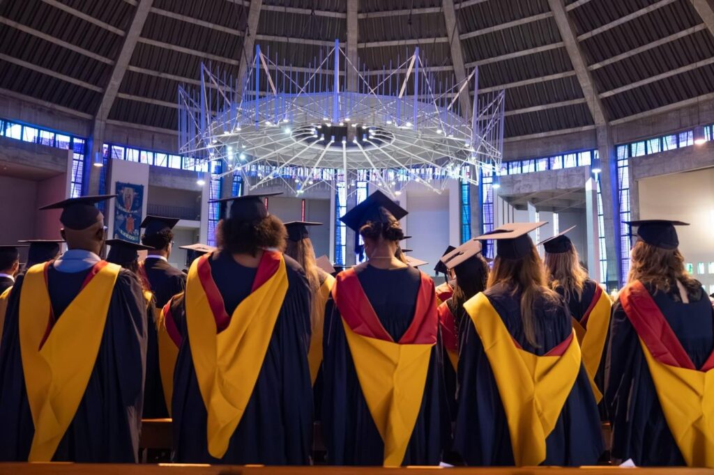The British student loan system is rigged; 370,000 "disappeared" graduates with debts of 13 billion. The authorities blame the Romanians