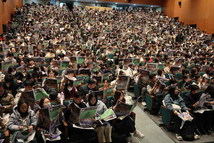 Parents and students look through admissions reference charts at a briefing on projected cutoff scores and application strategies for the 2026 regular admissions, hosted by Jongro Academy at the Millennium Hall of Sungkyunkwan University’s 600th Anniversary Memorial Hall in Jongno District, Seoul, on Jan. 7. (Yonhap)