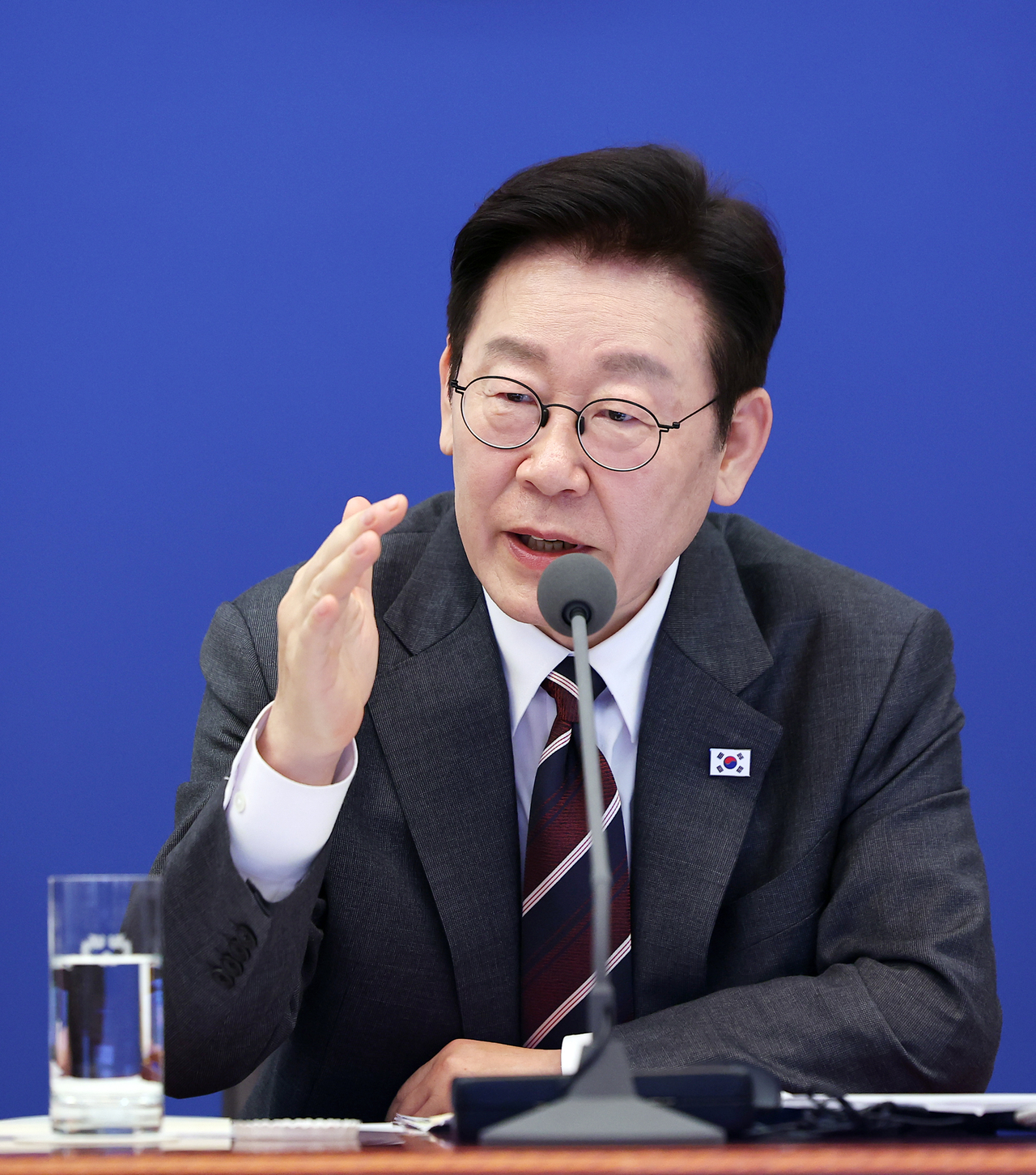 South Korean President Lee Jae Myung speaks during a Cabinet meeting held at Cheong Wa Dae in Seoul, Tuesday. (Yonhap)