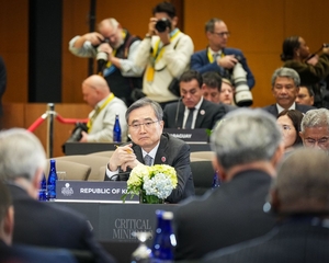 Cho, US energy chief stress progress on nuclear submarines, as trade tensions cloud outlook Cho, US energy chief stress progress on nuclear submarines, as trade tensions cloud outlook