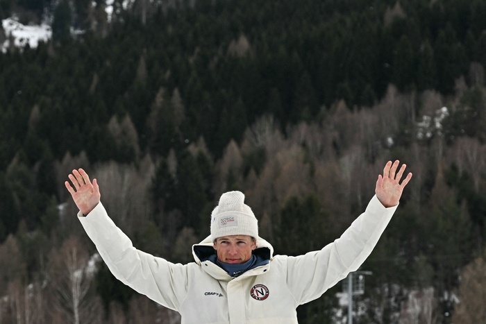 Johanne Clebo is standing on the podium with open arms at the men's 50-kilometer mass start award ceremony for the Winter Olympics on the 21st. AFP Yonhap News Agency