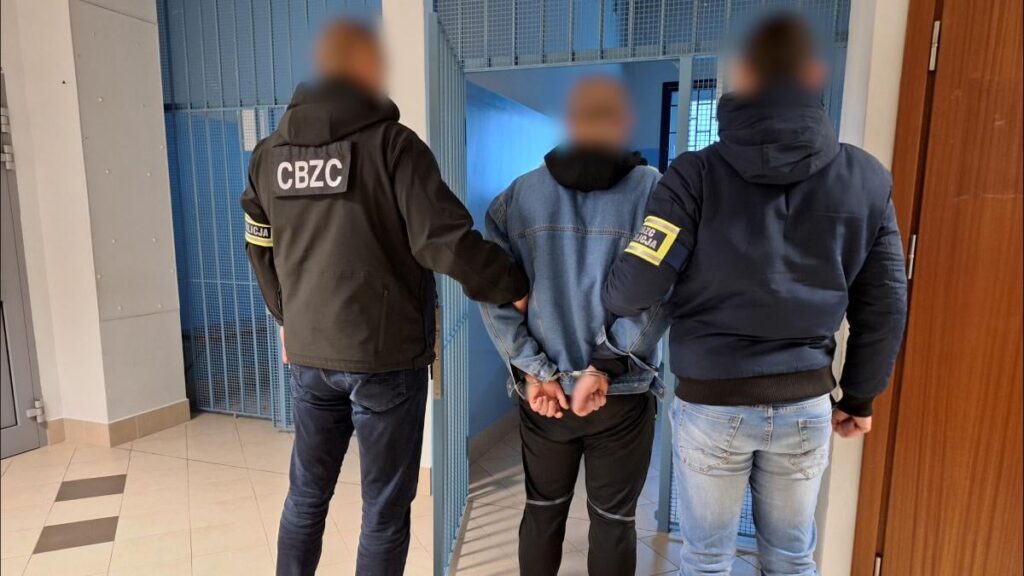 CBZC officers secured over 100,000 extorted logins and passwords to a popular social networking site [chodzi o Facebooka]