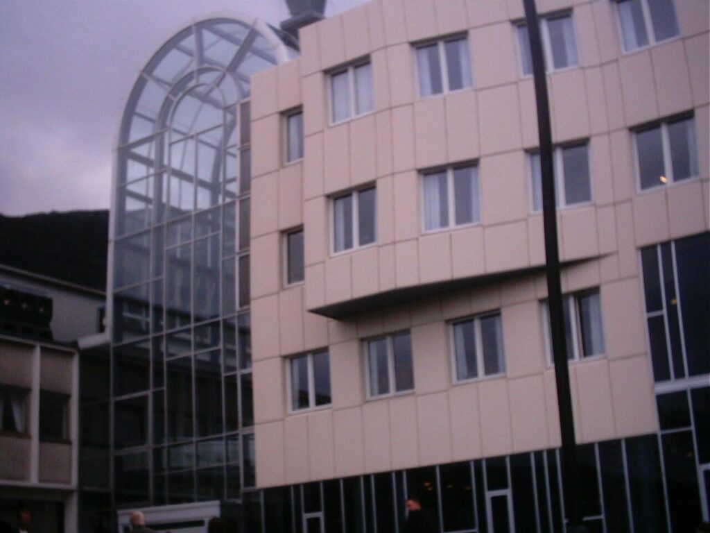 whats the name of this school in Bergen? (pictures from 2003)