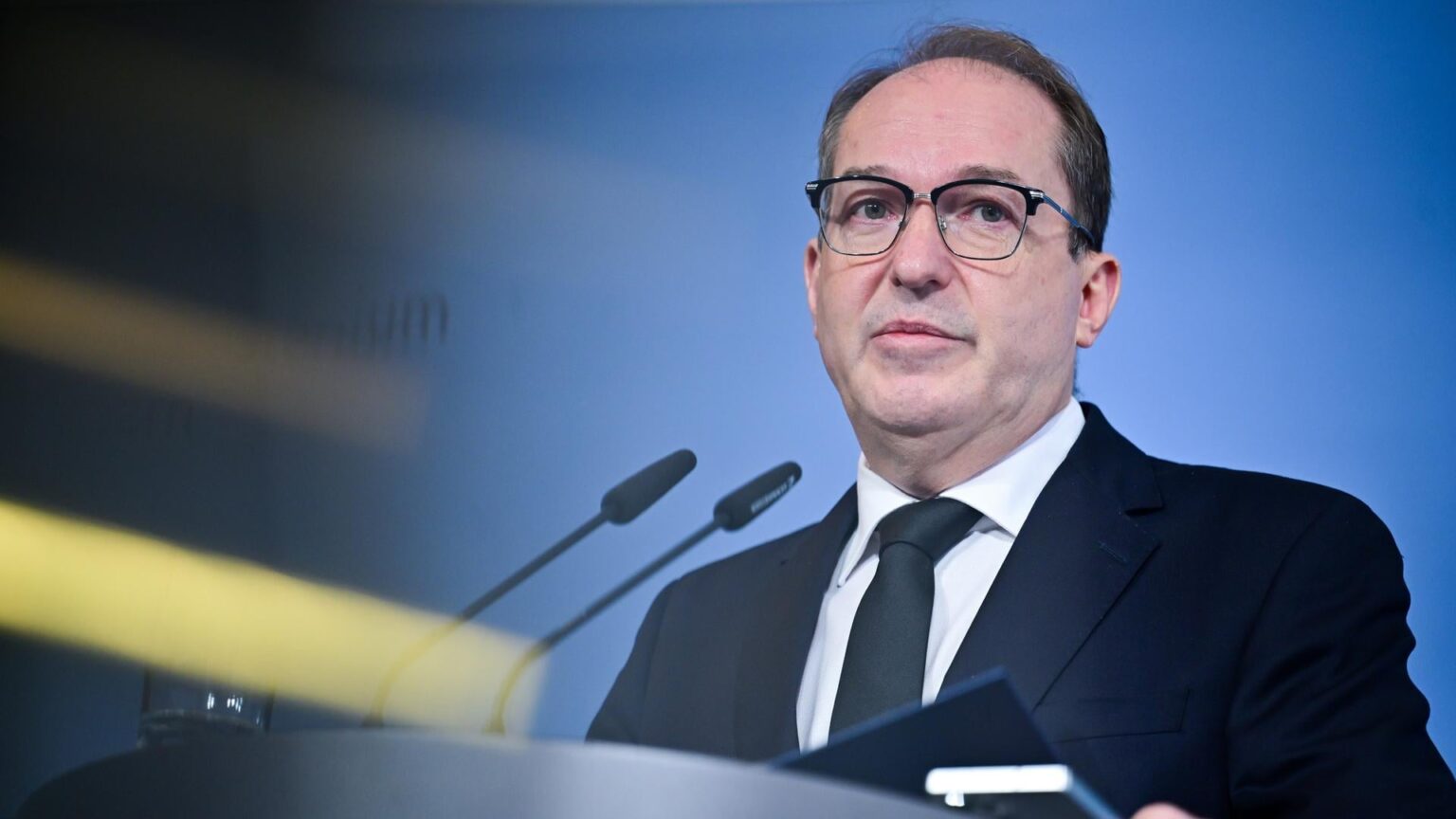Migration policy - Interior Minister Dobrindt (CSU) extends border controls for another six months