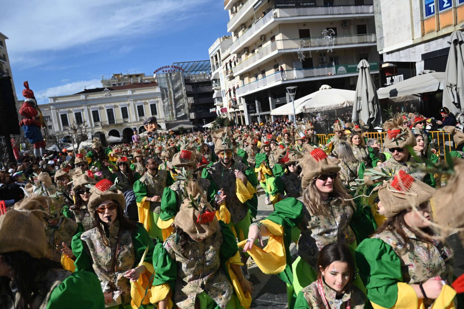 Thousands flow to Patras Carnival for grand celebration