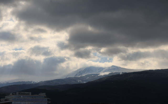 Bulgaria: Bulgaria Faces Cold Start to the Week with Rain in the East and Snow in the Mountains
