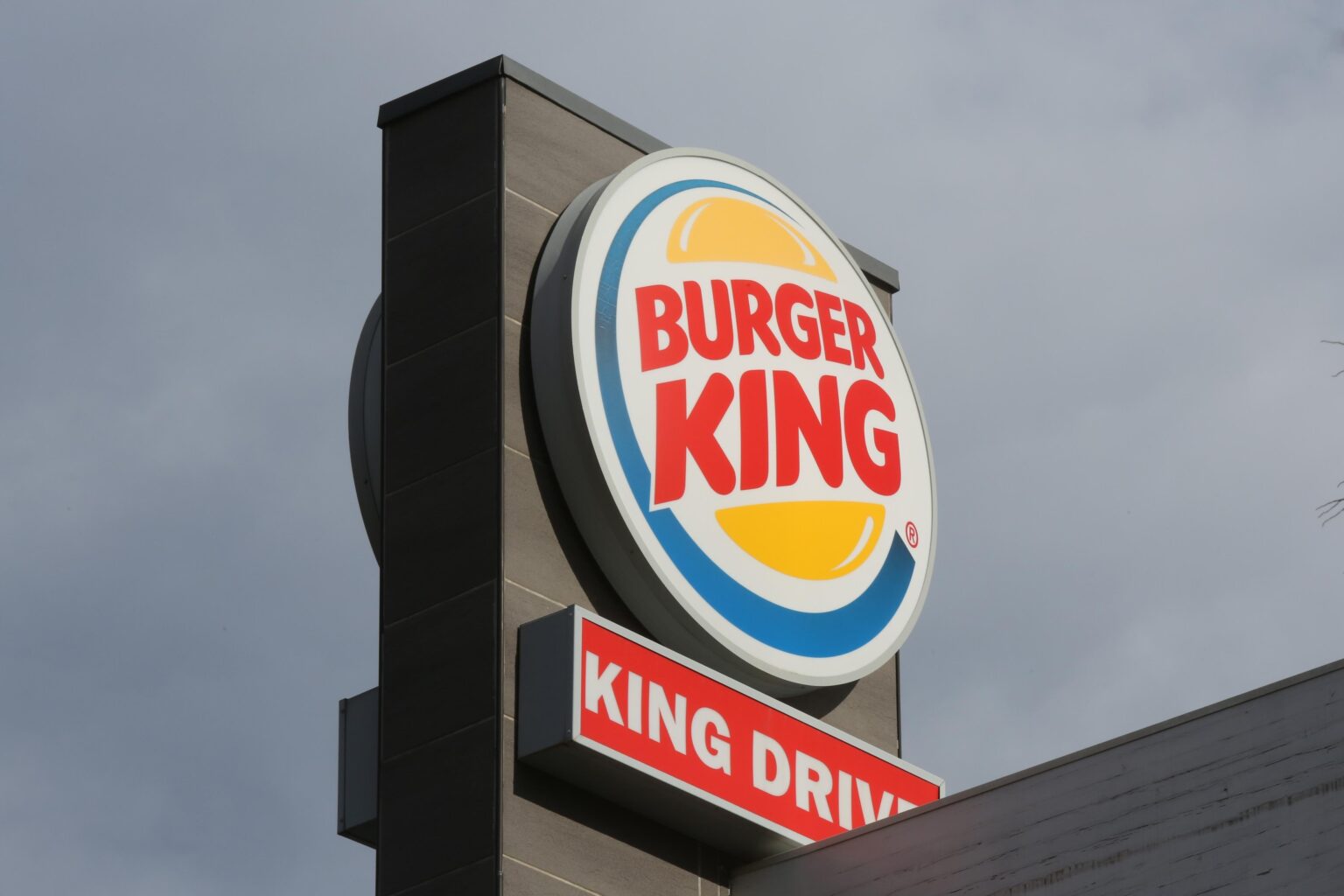 The CGIL sues Burger King for exploitation of riders: the fast food chain should have monitored and prevented the application of working conditions contrary to dignity