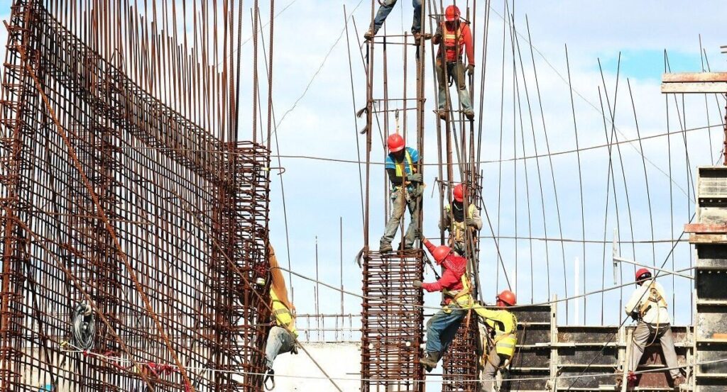 How Romanian immigrant workers are exploited / Bangladeshi worker: "They told us we would have to work over 12 hours a day, for seven days a week, with only half a day off"
