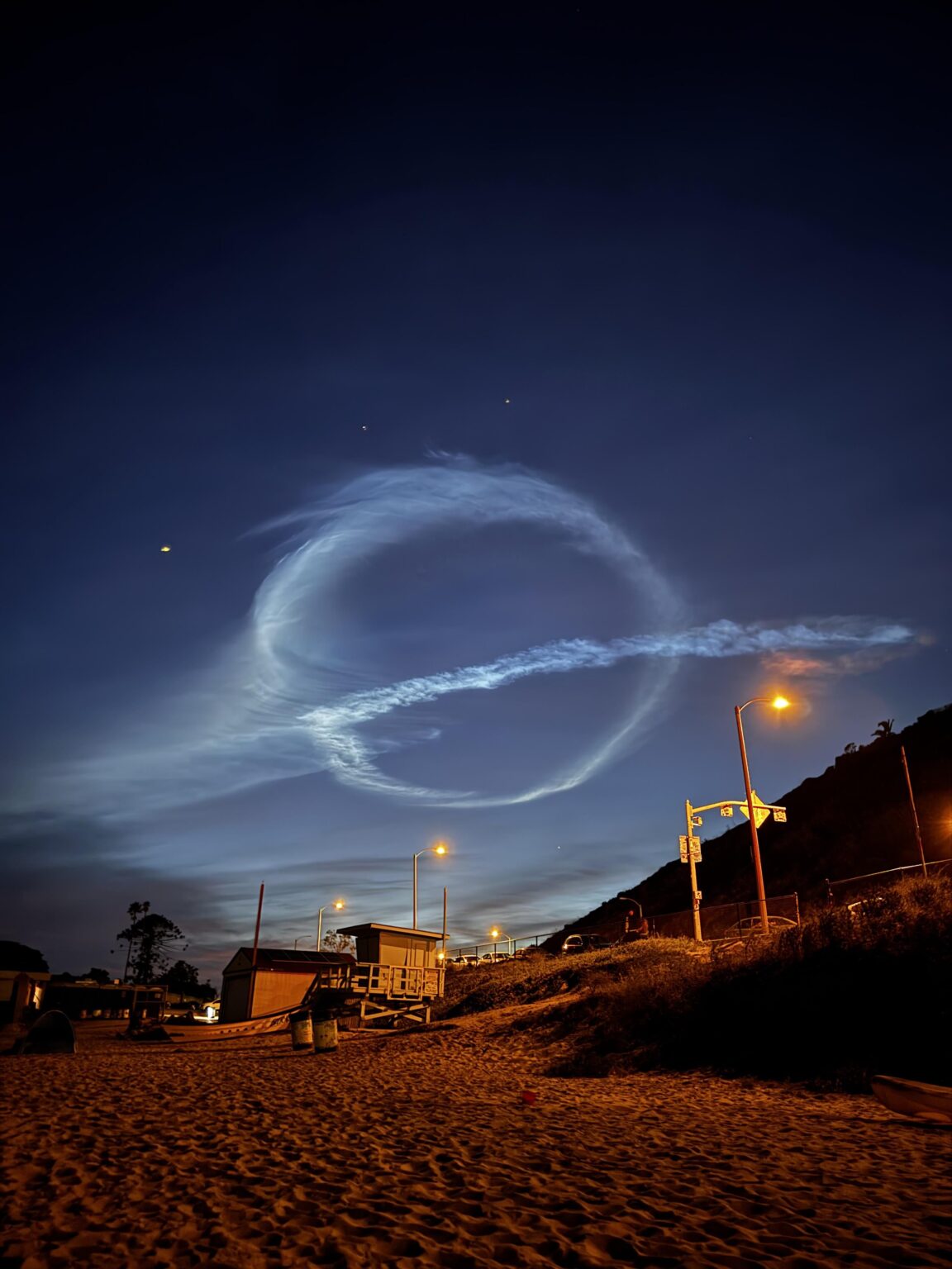 trails from starlink jellyfish launch looking like saturn, malibu beach (2/14/26)