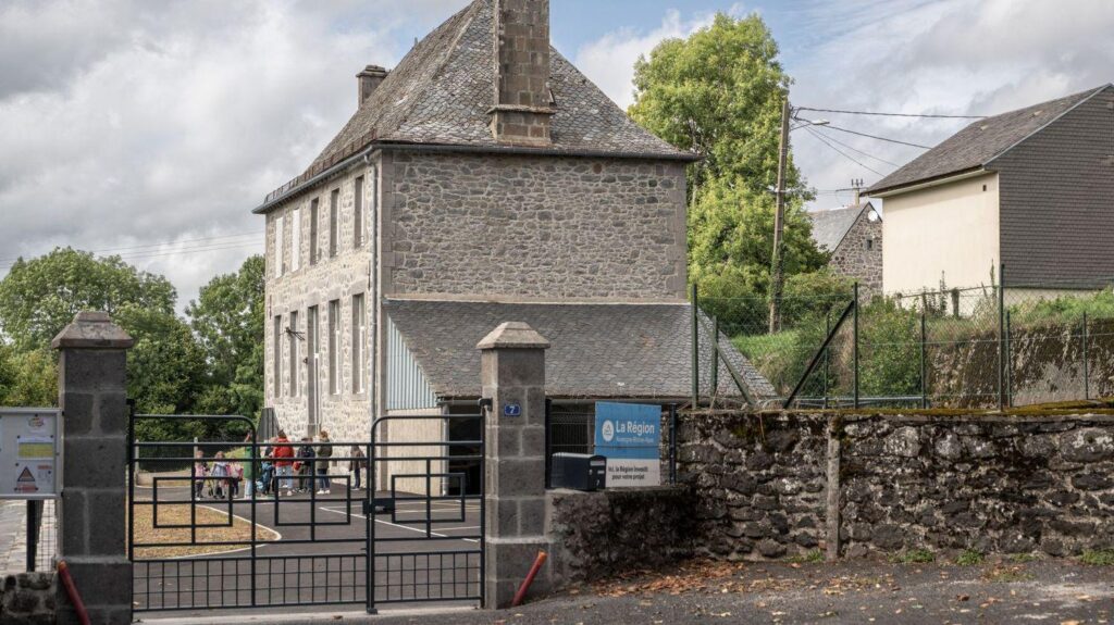 The administrative investigation carried out after the suicide of Caroline Grandjean in Cantal concludes that there was an "institutional failure in support" for the school director