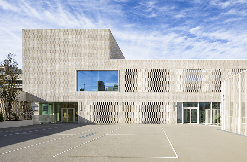 stepped white brick facade wraps school group in france by brenac & gonzalez & associés - 1
